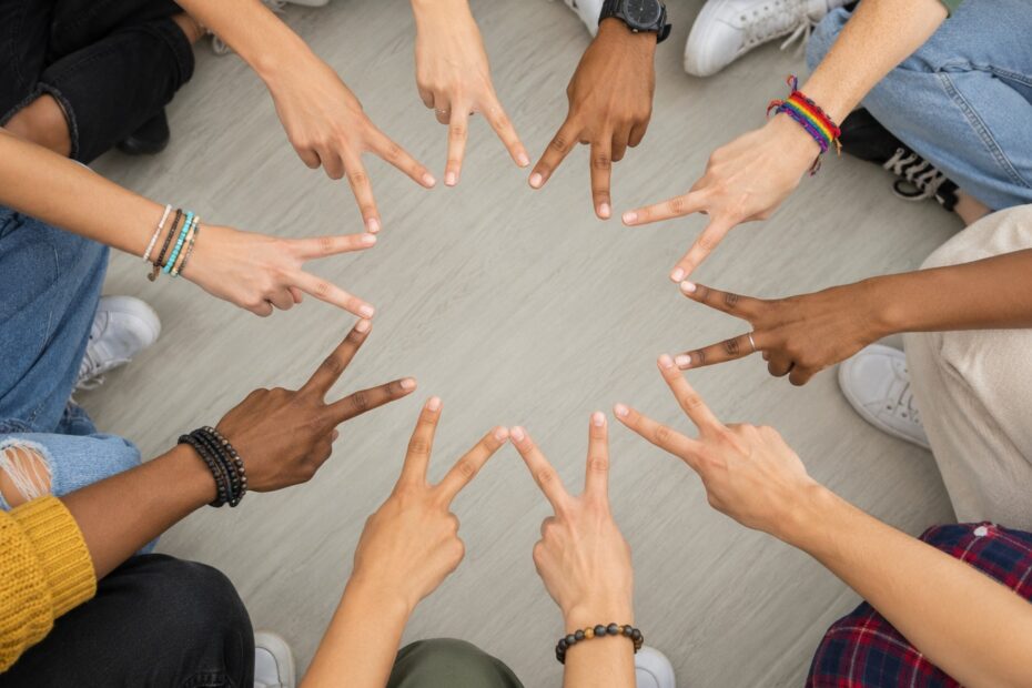 Un groupe d'amis forme une étoile avec leurs mains, symbole de partage et de communauté